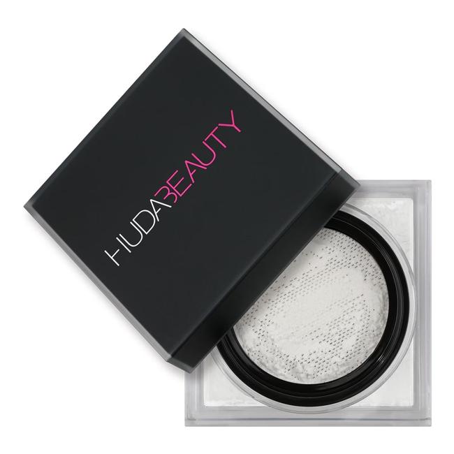 Pastilla y polvo de ajuste libre fácil de Huda Beauty. Precio: 40 euros